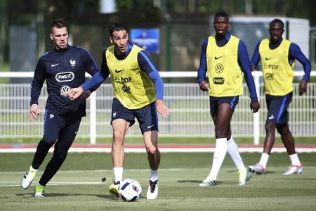 Foto del miércoles de Morgan Schneiderlin (I) y Adil Rami (C) en el entrenamiento de la selección de Francia en Clairefontaine, cerca de París. May 25, 2016. REUTERS/Charles Platiau