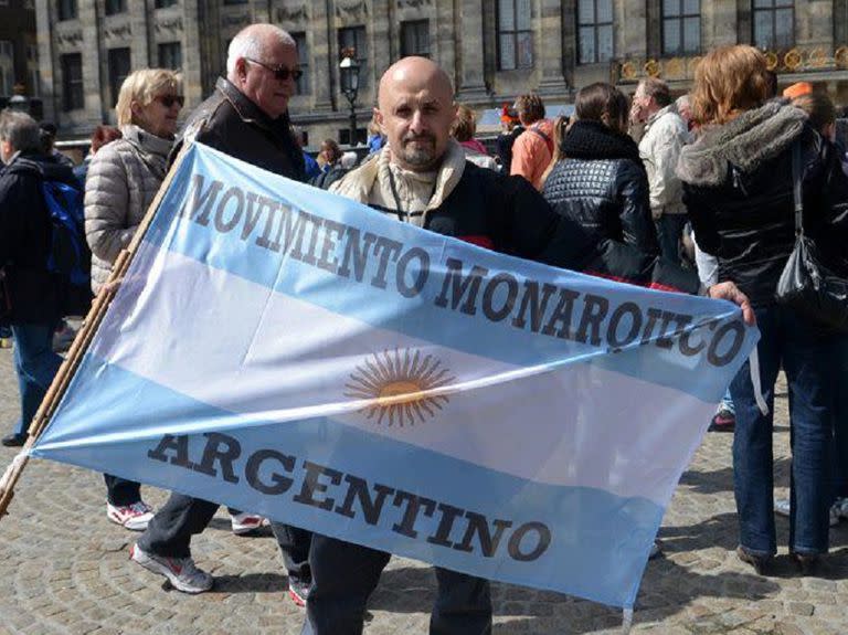 Mario Santiago Carosini es el presidente del Movimiento Monárquico Argentino