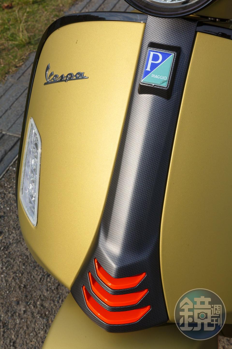 GTS 300 Super Sport採用碳纖維包覆車前的領結飾蓋，並搭配霓虹橘跳色點綴設計。