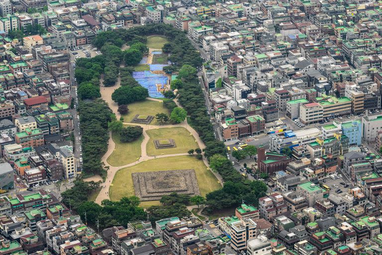 Un parque rodeado de edificios residenciales y comerciales en el distrito de Gangnam, Seúl.