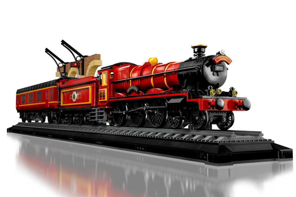 LEGO 霍格華茲特快列車正在駛近，神還原《哈利波特》七部曲的經典場景！