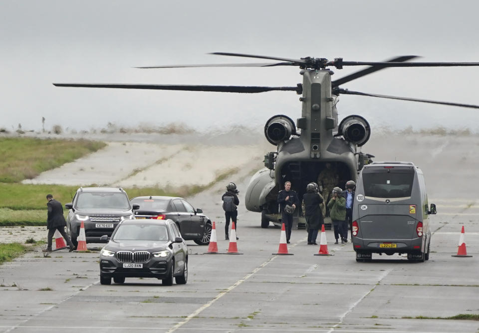 La ministra del Interior de Gran Bretaña, Suella Braverman, llega en un helicóptero Chinook al centro de procesamiento temporal de migrantes Manston, en Thanet, Inglaterra, el 3 de noviembre de 2022. (Gareth Fuller/PA vía AP)