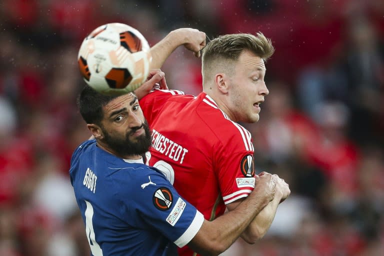 L'attaquant danois de Benfica Casper Tengstedt (à d.) à la lutte avec le défenseur français de Marseille Samuel Gigot lors du quart de finale aller de Ligue Europa entre l'OM et le Benfica, à Lisbonne, le 11 avril 2024. (CARLOS COSTA)