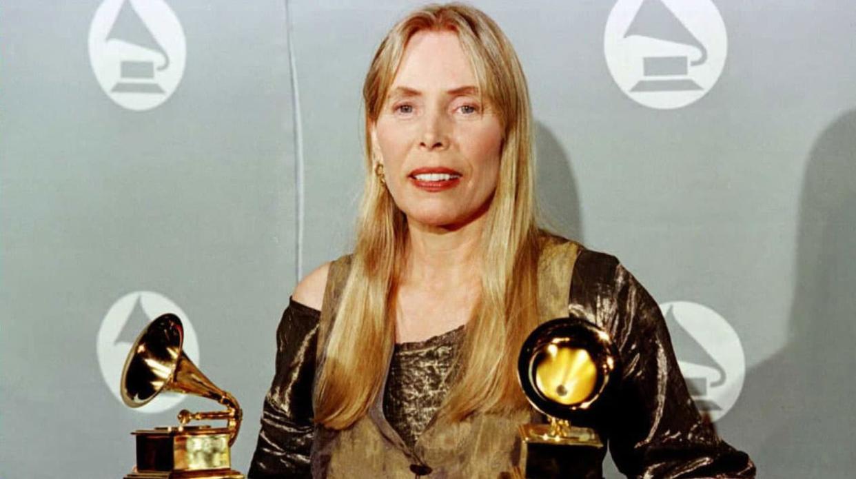 La chanteuse Joni Mitchell le 28 février 1996 lors des Grammy awards - JEFF HAYNES / AFP