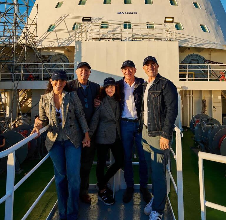 Jeff Bezos junto a sus padres, Miguel Ángel y Jacklyn, y sus hermanos Christina y Mark