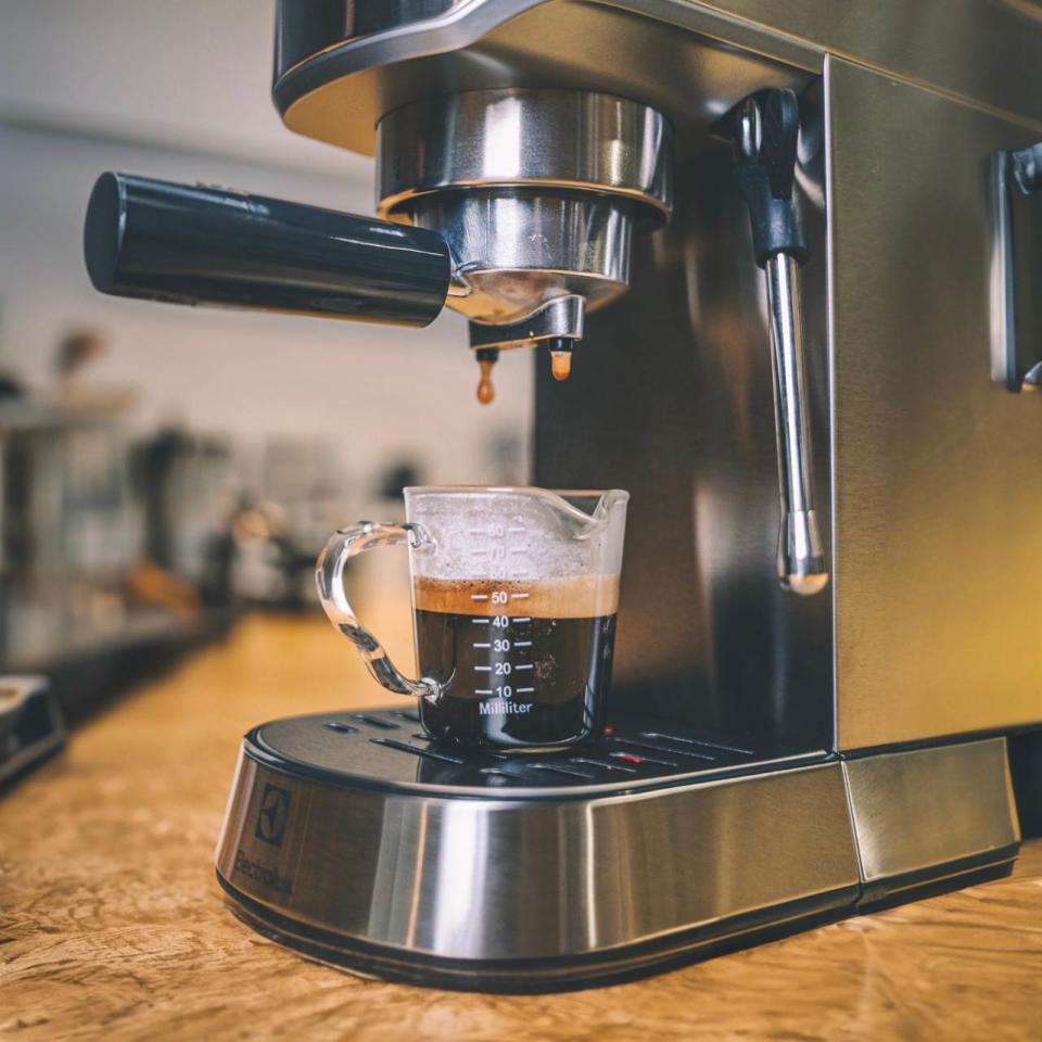 伊萊克斯的半自動義式咖啡機除了專業咖啡之外，還有蒸氣奶泡管的功能圖片來源：Facebook@Electrolux
