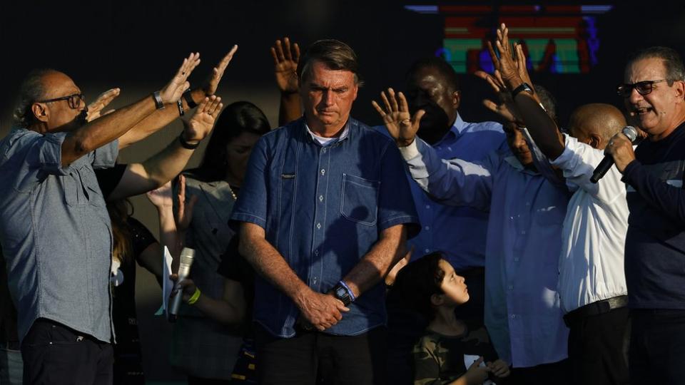 El presidente de Brasil, Jair Bolsonaro, pronuncia un discurso durante un festival de música organizado por una estación de radio evangélica local el 2 de julio de 2022 en Río de Janeiro.