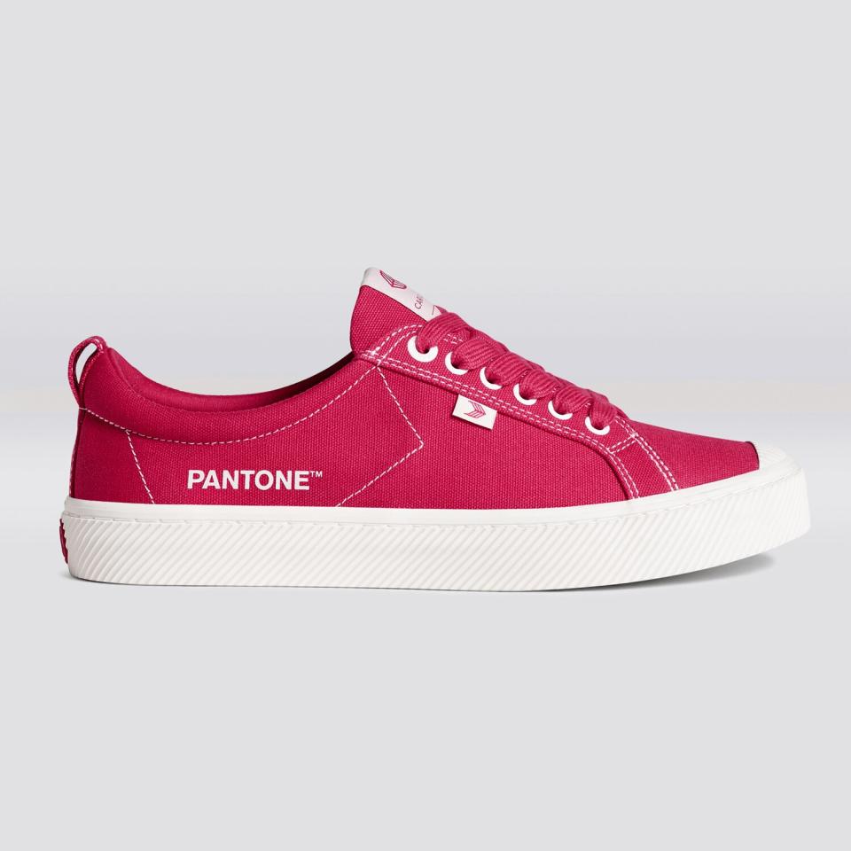 Cariuma Pantone Viva Magenta