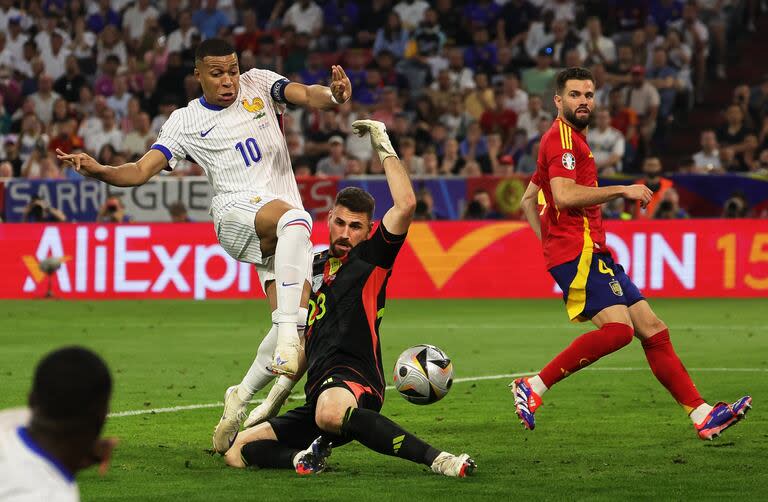 Unai Simón le tapa una chance de gol a Mbappé en el cruce de la semifinal con Francia, por la Eurocopa 2024. España se impuso 2-1