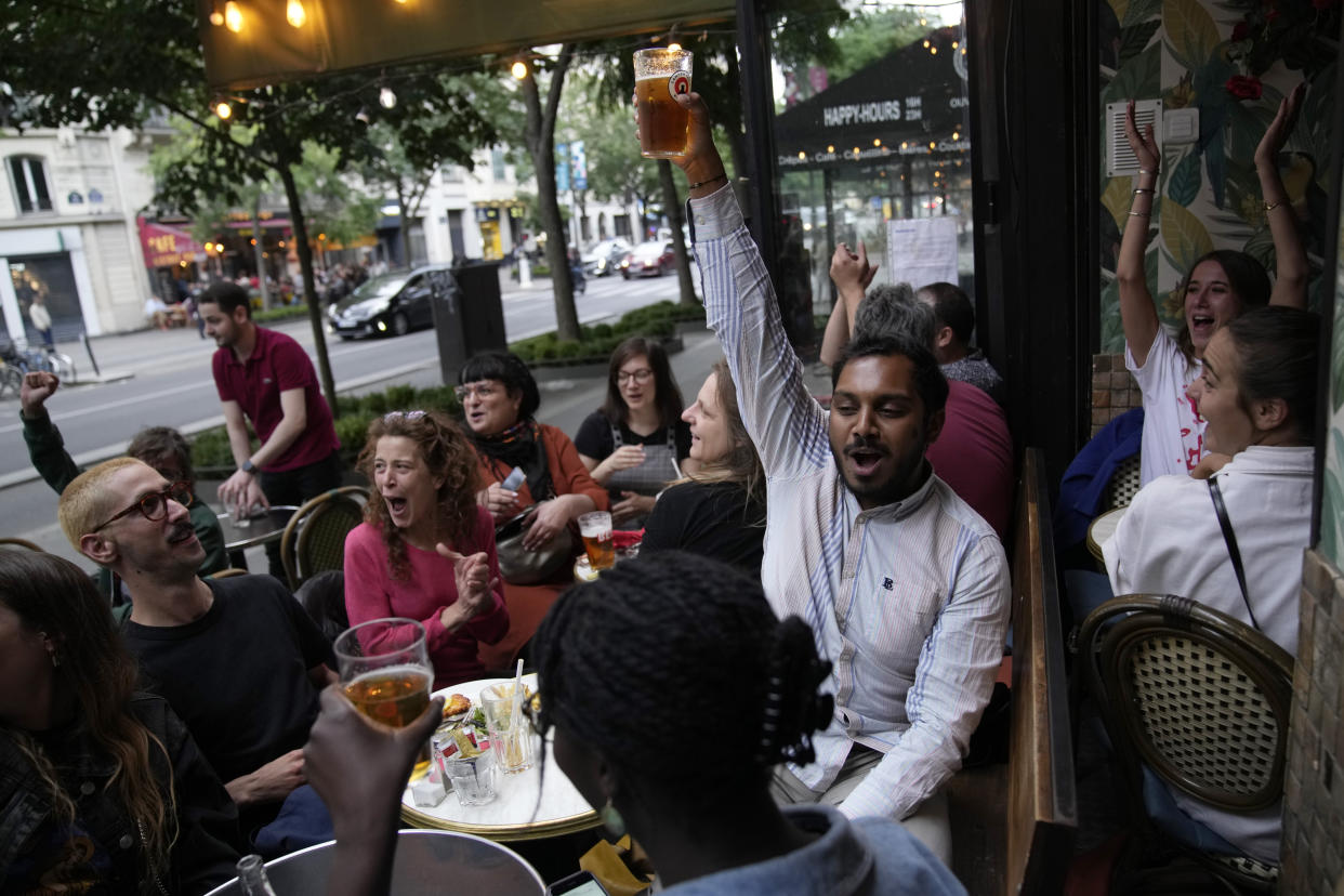 Personas con raíces diversas en Francia celebran derrota de la