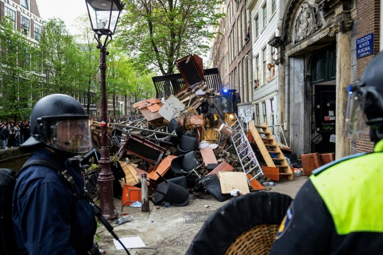 La police enlève une barricade devant l'Université d'Amsterdam (UvA), occupée par des étudiants propalestiniens, le 8 mai 2024 aux Pays-Bas (Ramon van Flymen)
