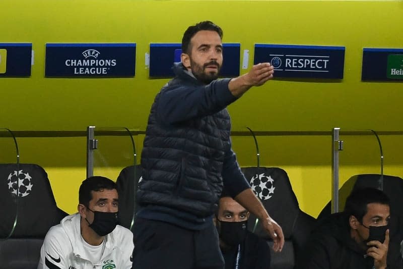 Sporting Lisbon coach Ruben Amorim gestures on the touchline during the UEFA Champions League group C soccer match between Borussia Dortmund and Sporting Lisbon at Signal Iduna Park. Bernd Thissen/dpa