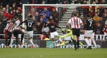 Football Soccer - Sunderland v Manchester United - Barclays Premier League - Stadium of Light - 13/2/16 Lamine Kone scores the second goal for Sunderland as Manchester United's David de Gea attempts save Action Images via Reuters / Lee Smith Livepic