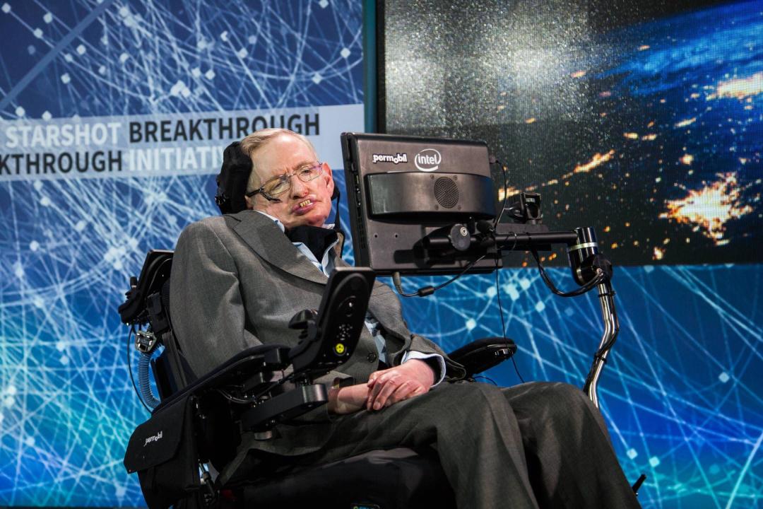 Stephen Hawking präsentiert neues Projekt Breakthrough Starshot (160412) -- NEW YORK, April 12, 2016 -- Astrophysicist Stephen Hawking speaks at the StarShot project press conference at One World Observatory in New York, the United States, April 12, 2016. British astrophysicist Stephen Hawking announced here Tuesday he is teaming up with Russian billionaire Yuri Milner and a group of scientists for a new Starshot space exploration program, which will build tiny spacecraft called nanocraft capable of reaching the Alpha Centauri star system in approximately 20 years after launch. ) U.S.-NEW YORK