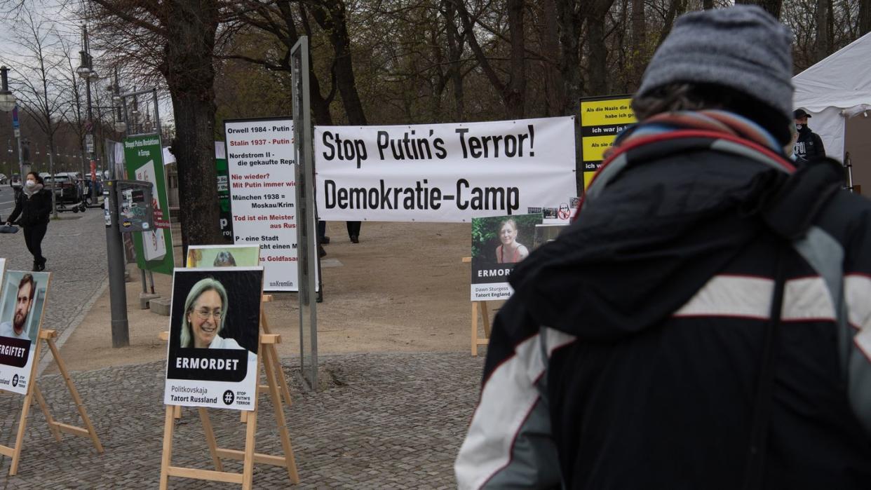 «Stop Putin's Terror!» steht auf einem Transparent am Camp unweit des Brandenburger Tors in Berlin.