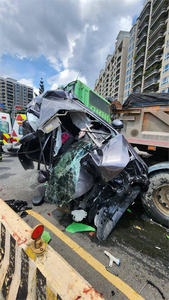 快新聞／命大！新店環河路小客車遭撞全毀　駕駛奇蹟僅輕傷