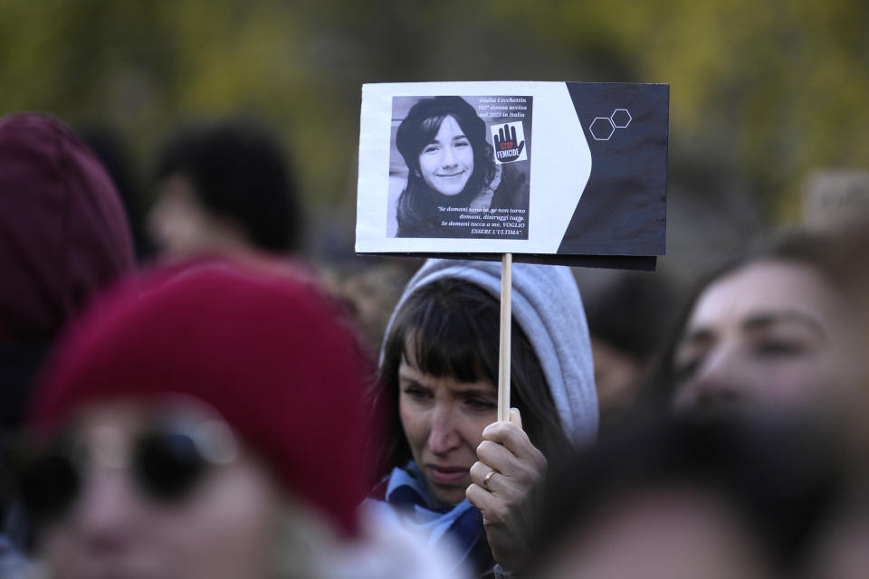 Una mujer alza un cartel con el retrato de Giulia Cecchettin, presuntamente asesinada por su exnovio, en el Día Internacional de la Eliminación de la Violencia contra la Mujer, en Milán, Italia, sábado 25 de noviembre de 2023. (AP Foto/Luca Bruno)