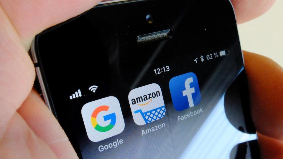 Logos der US-Internetkonzerne Google, Amazon und Facebook sind auf dem Display eines iPhones zu sehen. Foto: Stefan Jaitner