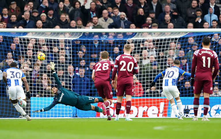 Con este remate cruzado de penal, Alexis Mac Allister abrió el camino de la victoria de Brighton