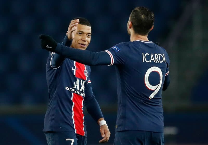 Kylian Mbappé y Mauro Icardi del Paris St Germain celebran tras el partido ante el Barcelona.