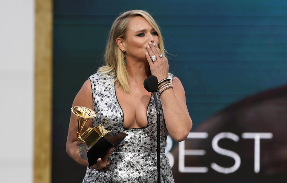 Miranda Lambert recibe el Grammy al mejor álbum country por "Wildcard", el domingo 14 de marzo de 2021 en el Centro de Convenciones de Los Angeles. (AP Foto/Chris Pizzello)