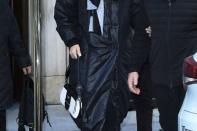 <p>Céline Dion dans une rue de New York avec son docteur spécialiste de la voix, Gwen Korovin, le 13 novembre 2019.</p>