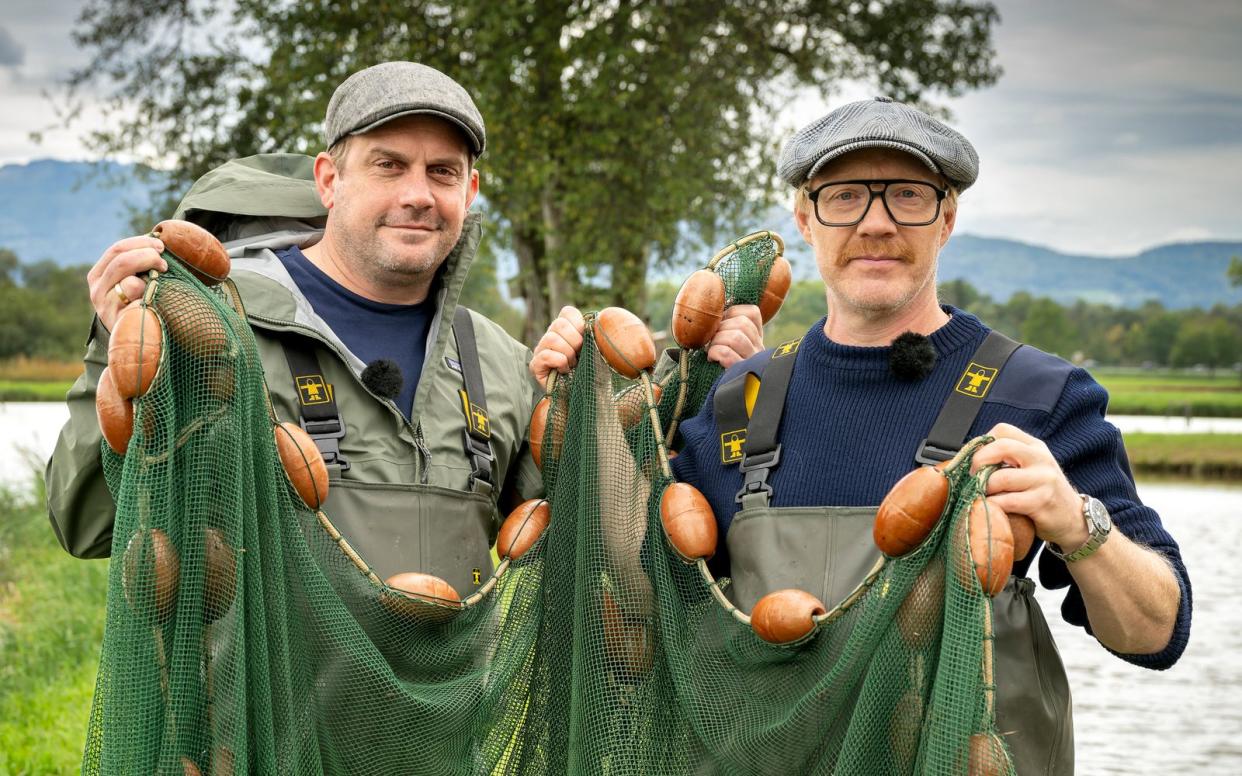 In den neuen Folgen "Die Grenzgänger" gehen den Bayern-Reisenden Sebastian Bezzel (links) und Simon Schwarz inspirierende Menschen ins Netz. (Bild: BR/Film Five GmbH/Ralf Wilschewski)