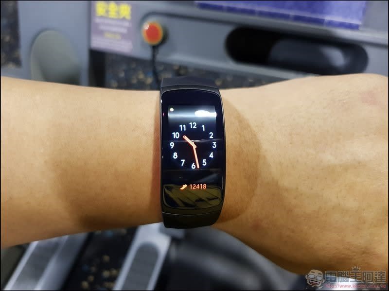 Samsung Gear Fit2 Pro 開箱 、評測 最時尚的 5ATM 運動手環