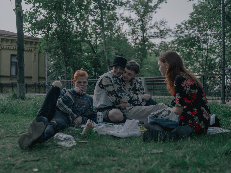 Youth gather in a park after an art auction to benefit the Ukrainian military.<span class="copyright">Fabian Ritter—DOCKS Collective</span>