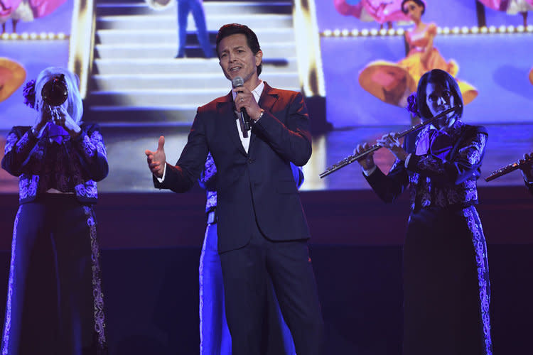 <p>The actor performs a new song from the upcoming Pixar film <em>Coco</em> to close the animation panel. (Photo: Disney) </p>