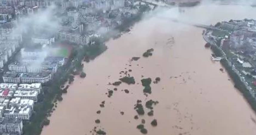 受持續強降雨影響，大陸湖南省岳陽市平江縣中心城區多處淹水，城區水位破70年紀錄。（圖／翻攝自央視）