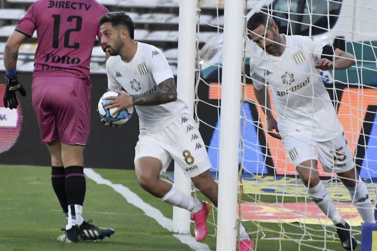 Lisandro López ya marcó el descuento de Racing, mientras Fabricio Domínguez regresa con la pelota