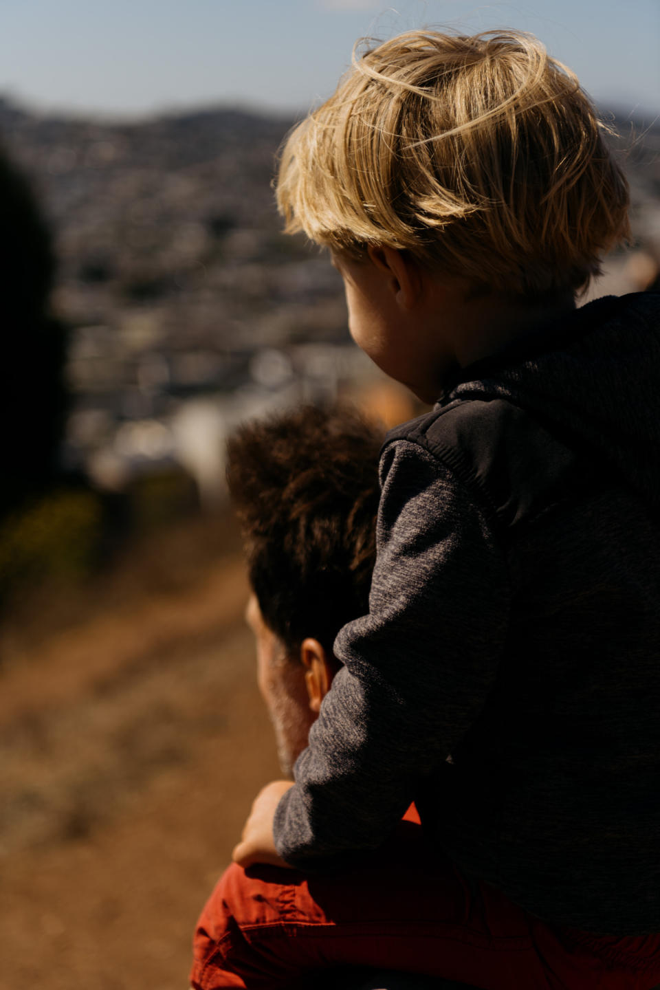 Mark, quien pidió que solo se le identificara con su nombre de pila por temor a que su reputación se viera afectada, con su hijo en San Francisco, California, el 6 de agosto de 2022. (Aaron Wojack/The New York Times)