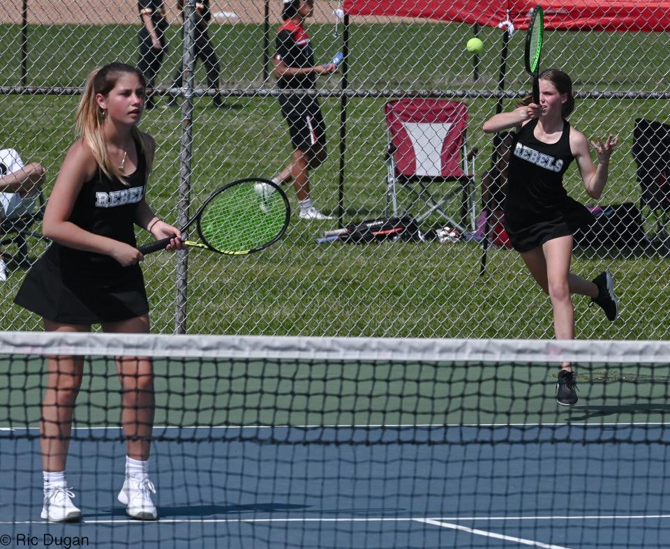 Riley Troxell de South Hagerstown, a la derecha, golpea un golpe de derecha mientras su compañera de equipo Amanda Frushour espera en la red durante el partido de campeonato de dobles femenino contra Marley Knight y Annie Smith de North Hagerstown el jueves.