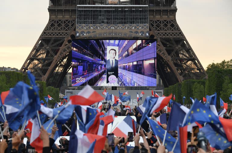 Seguidores reaccionan tras la victoria del presidente franc&#xe9;s y candidato del partido La Republique en Marche (LREM) a la reelecci&#xf3;n, Emmanuel Macron, en las elecciones presidenciales de Francia, en el Campo de Marte, en Par&#xed;s, el 24 de abril de 2022. 