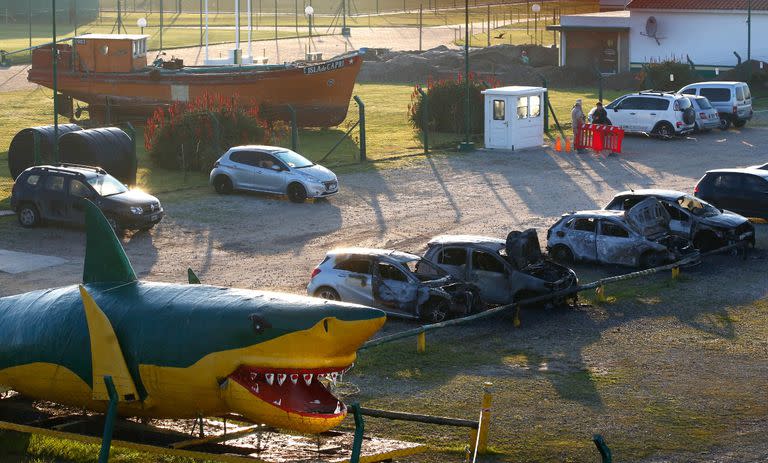 Cuatro personas quemaron los autos de los jugadores de Aldosivi por los malos resultados.