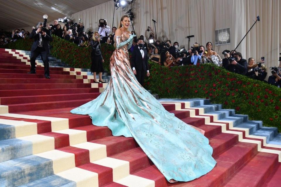 萊恩雷諾斯與太太布蕾克萊弗莉一同出席Met Gala。（法新社）