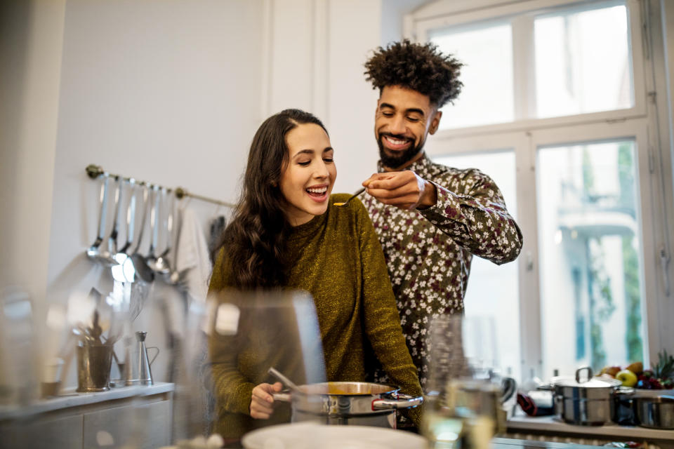 Cooking a meal everyday can help to reduce the risk of early death [Photo: Getty] 