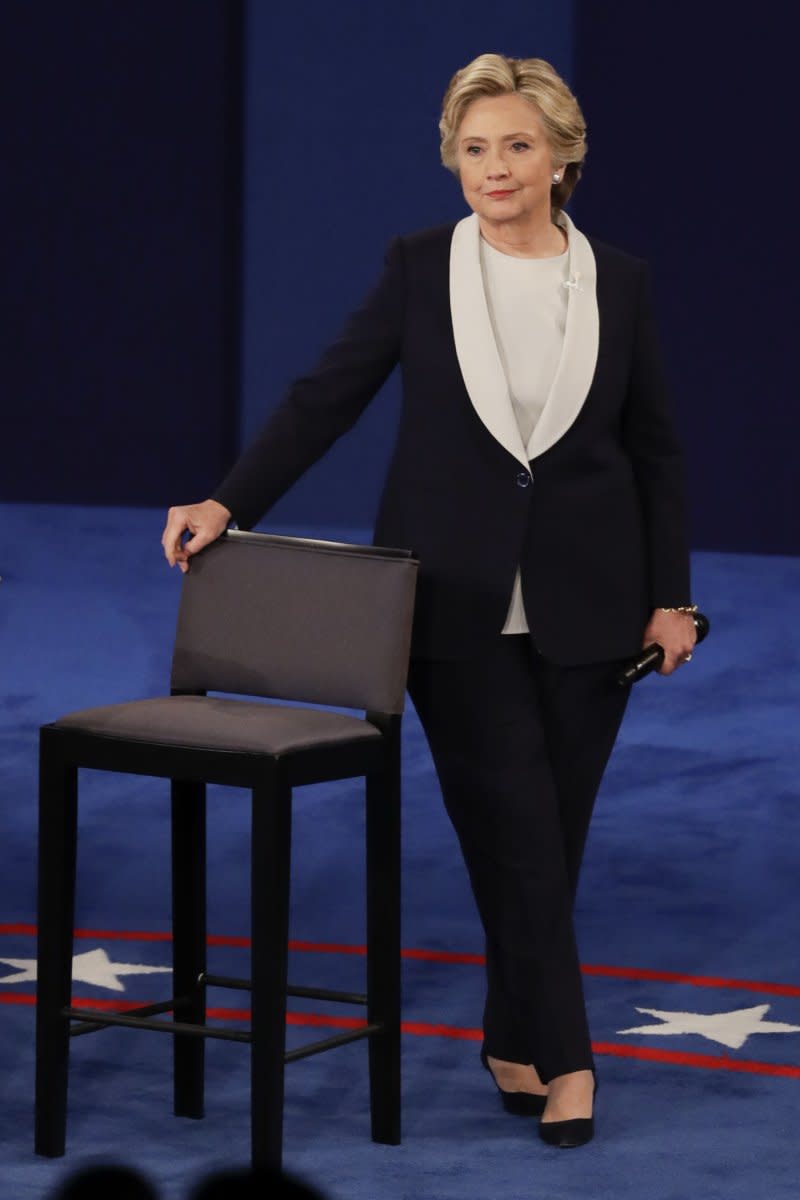 川普與希拉蕊在第二場總統參選人電視辯論中交鋒。（美聯社）