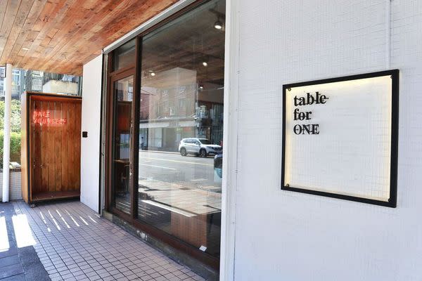 TABLE FOR ONE 一人餐桌