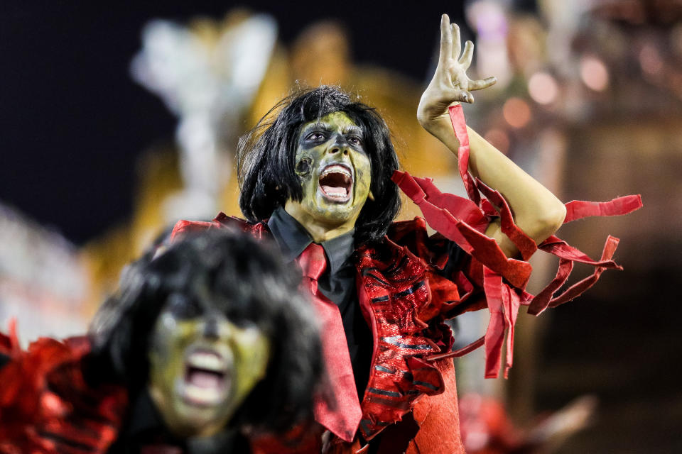 Members of Viradouro perform. (Photo: Buda Mendes via Getty Images)