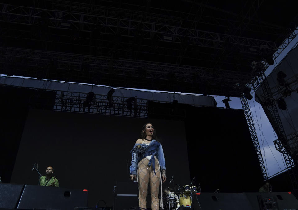 Catalina García, vocalista de Monsieur Periné, durante su presentación en el festival Vive Latino en la Ciudad de México el domingo 19 de marzo de 2023. (Foto AP/Fernando Llano)