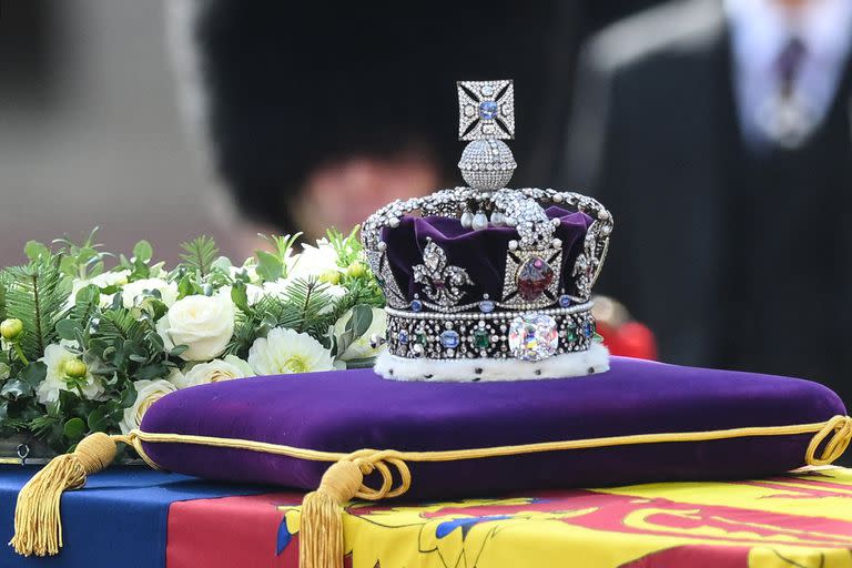 El ataúd de la reina Isabel II, adornado con un estandarte real y la corona del estado imperial