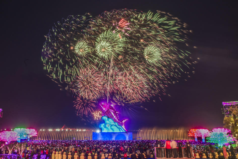 繼今年年初台灣燈會煙火後，國慶煙火也在屏東辦理，為國境之南點綴風情。   圖：屏東縣政府/提供