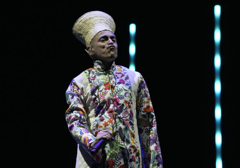 Rubén Albarrán, vocalista de Café Tacvba, durante su presentación en el festival Vive Latino en la Ciudad de México el sábado 18 de marzo de 2023. (Foto AP/Fernando Llano)