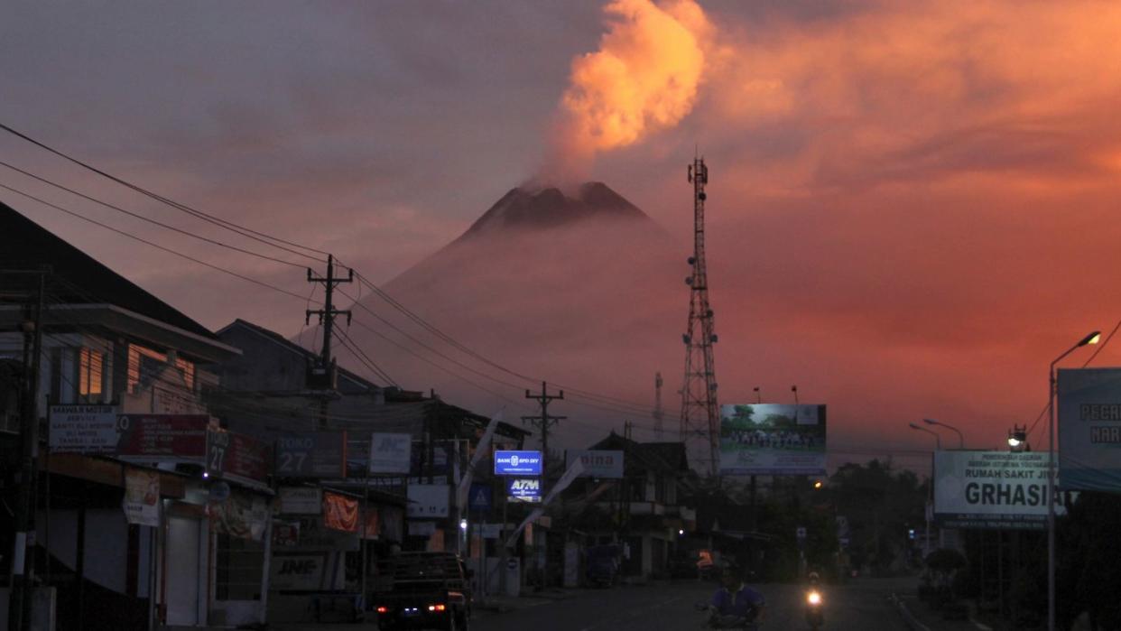 Eine Aschewolke ist über dem Vulkan Merapi zu sehen.