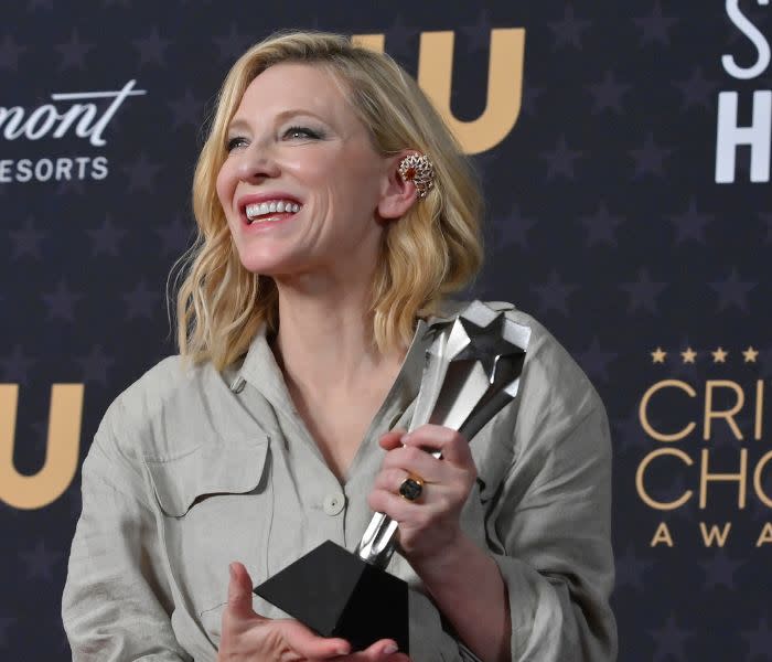 Cate Blanchett con el Critics Choice Award recibido por Tár