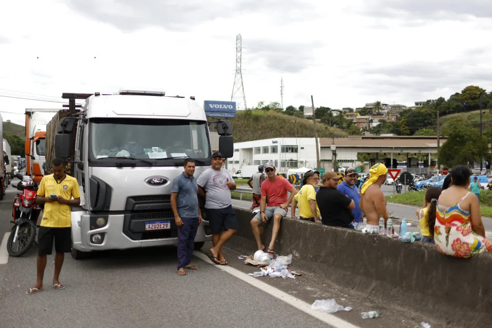 Caminhoneiros e simpatizantes do presidente Jair Bolsonaro bloqueiam a Via Dutra para protestar contra os resultados do segundo turno presidencial em 31 de outubro de 2022 no Rio de Janeiro, Brasil. Bloqueios foram registrados em pelo menos 11 estados. (Foto de Wagner Meier/Getty Images)