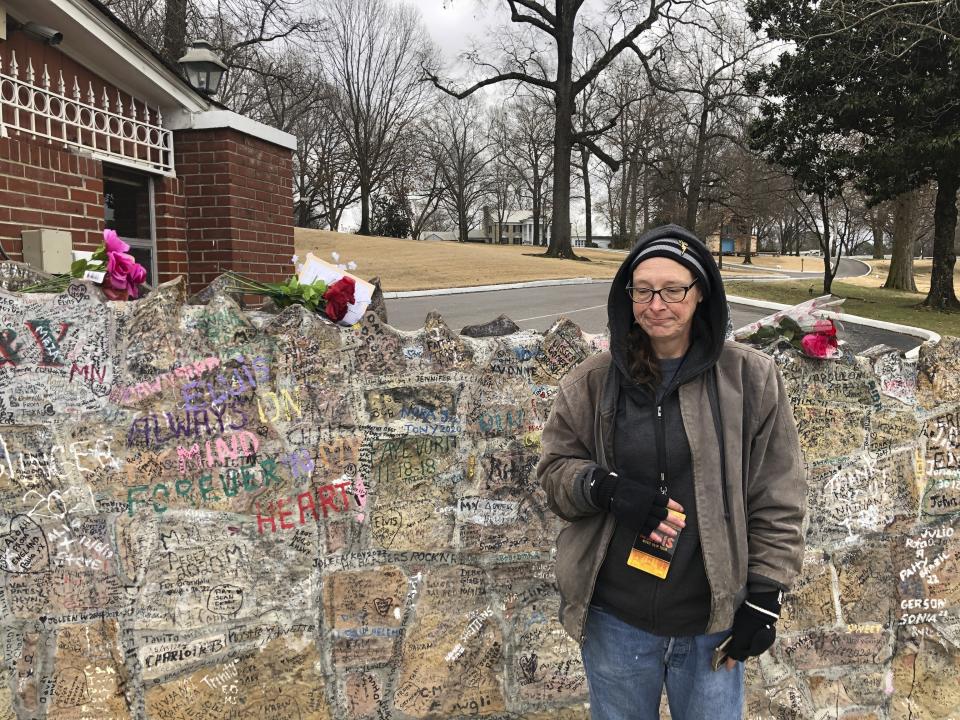 Sancelle Vance, de 50 años, hace una pausa al hablar con un reportero sobre la muert de Lisa Marie Presley en Graceland el viernes 13 de enero de 2023, en Memphis, Tennesee. Los fans acudieron a Graceland después de la muerte de Lisa Marie Presley ocurrida el 12 de enero de 2023 a los 54 años. (Foto AP/Adrian Sainz)