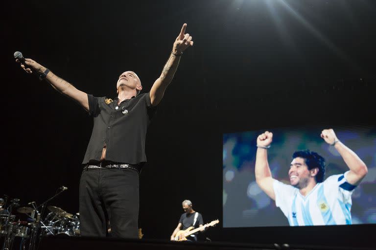 Eros Ramazzotti en el Movistar Arena: espíritu roquero, sex appeal y un festejado homenaje a Diego Maradona